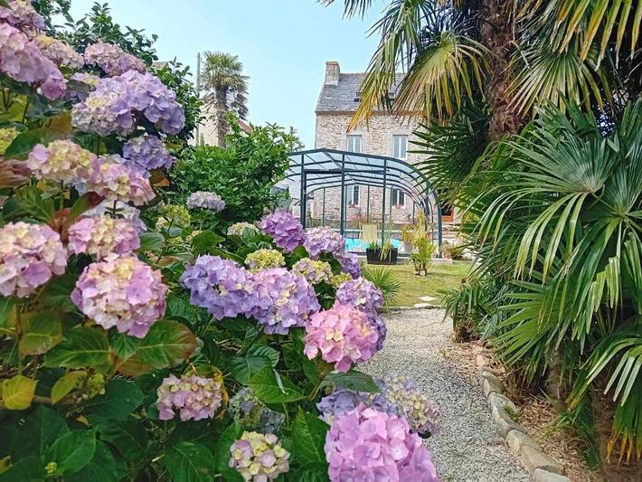 Location de vacances pour 2 personnes, avec Terrasse et Jardin ainsi que Piscine et Vue à Guiclan
