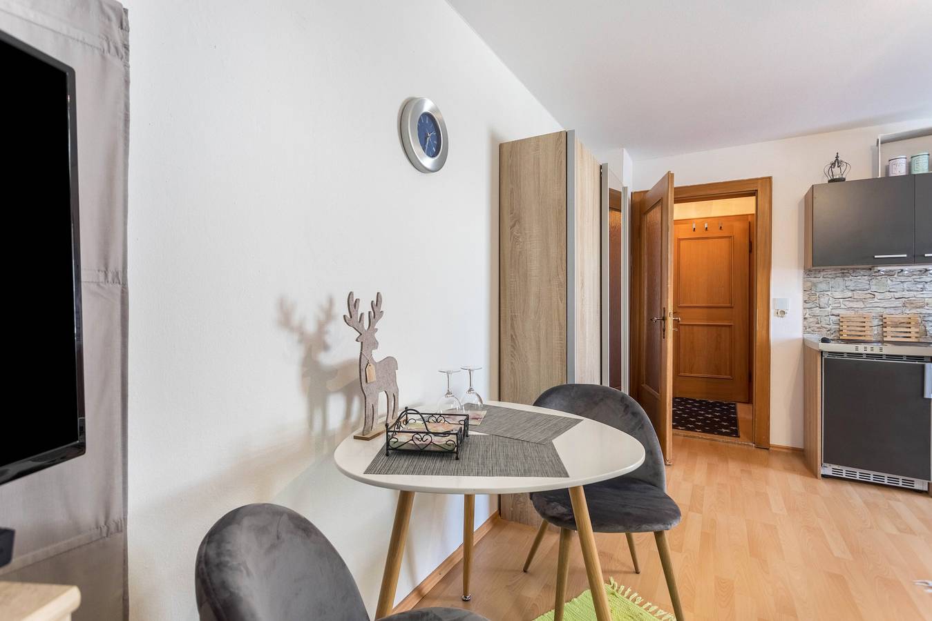 Ganzes Studio, Einzimmerapartment 'Bergblick' mit Balkon und Wlan in Frasdorf, Chiemgauer Alpen