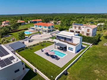 Villa for 10 People in Svetvinčenat, Central Istria, Photo 1