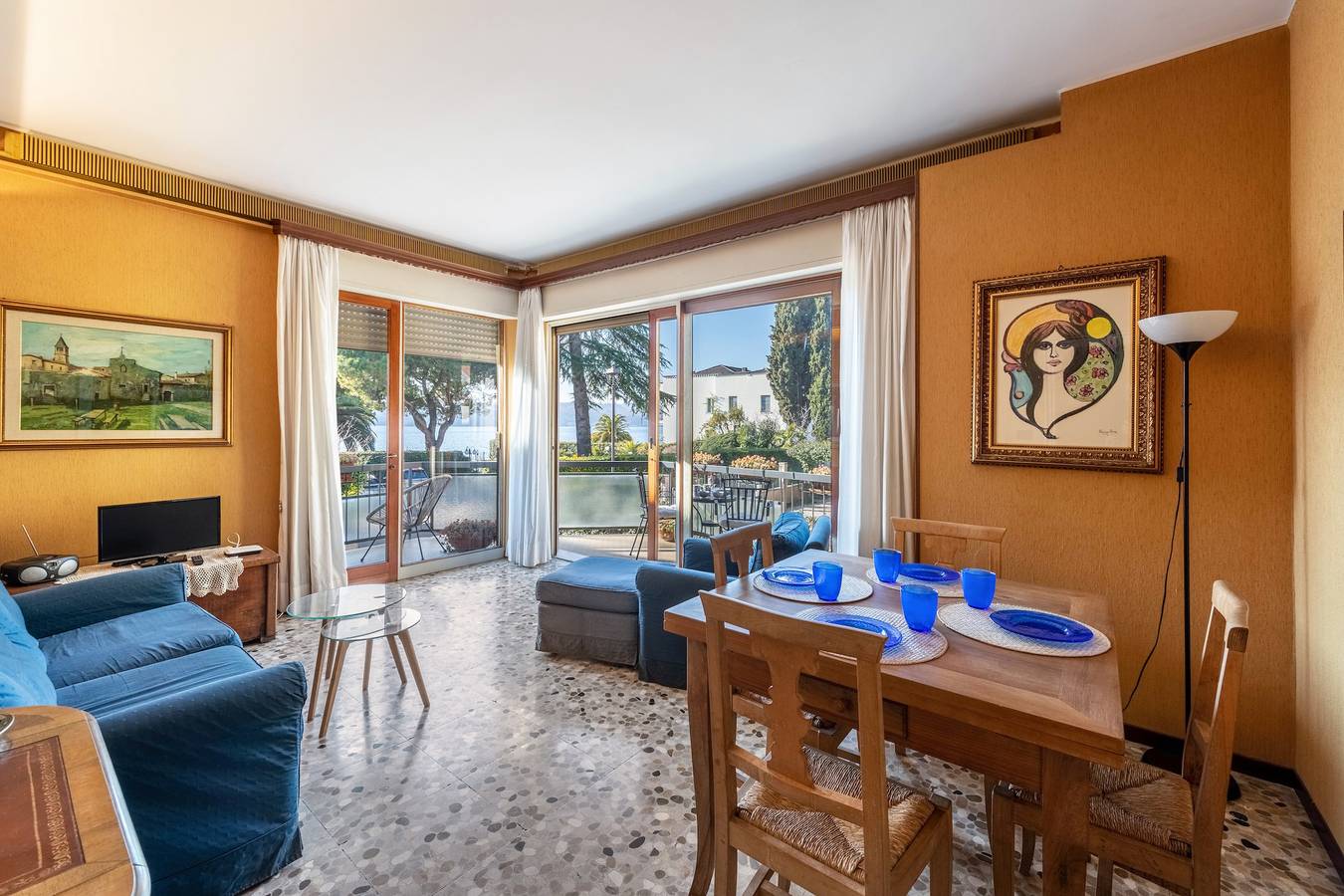 Ganze Wohnung, Ferienwohnung 'Spiaggia D'oro Lake View' mit Seeblick, Wi-Fi und Klimaanlage in Salò, Gardasee-Berge