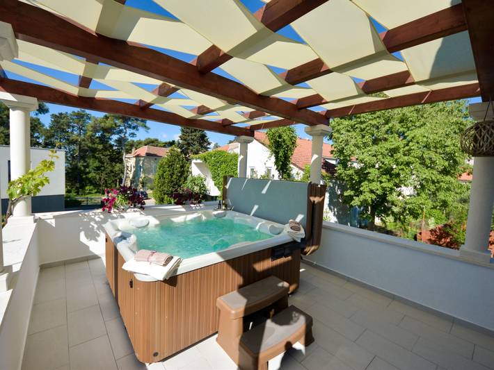 Ferienhaus für 8 Personen, mit Terrasse und Garten in Zadar (Kommun)