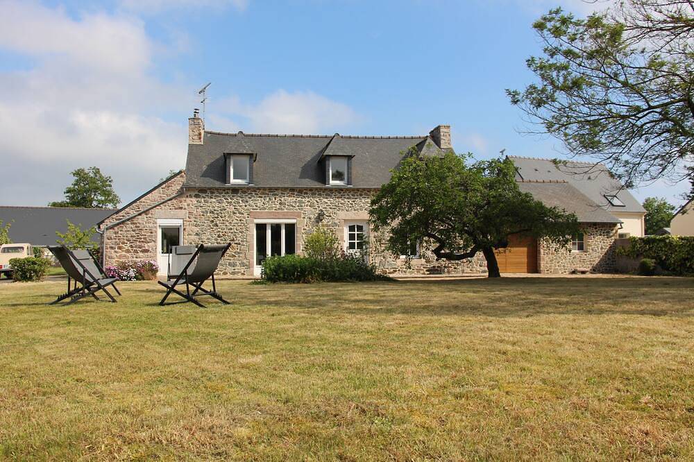 3 minutes from the beach, spacious renovated farmhouse with large enclosed garden. in Plurien, Côte d’Émeraude