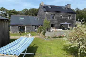 Gîte pour 8 personnes, avec terrasse et jardin à Locronan