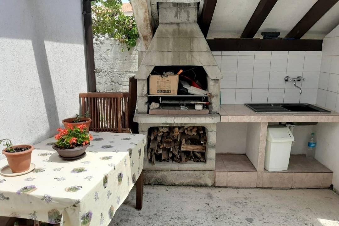 Ganze Wohnung, 2-Zimmer-Ferienwohnung mit Terrasse und Meerblick Cizici, Krk A-15415-b in Čižići, Krk