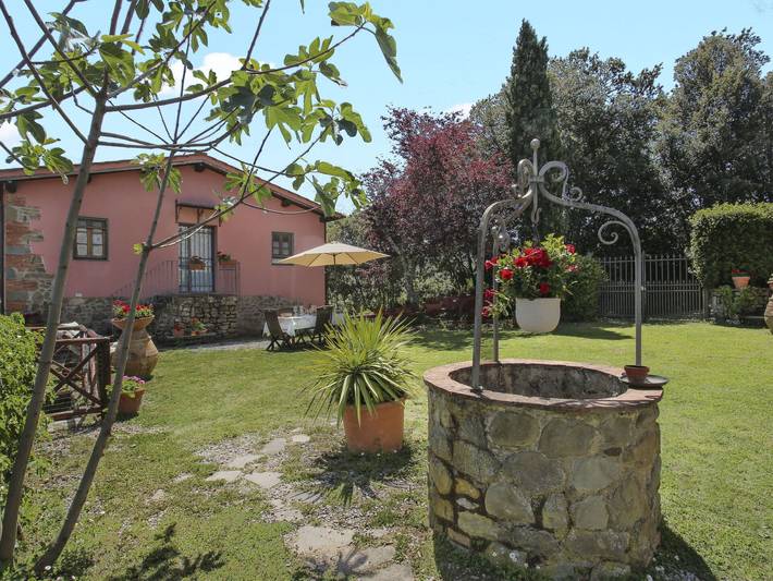 Agriturismo per 4 persone, con giardino e piscina in Montevarchi