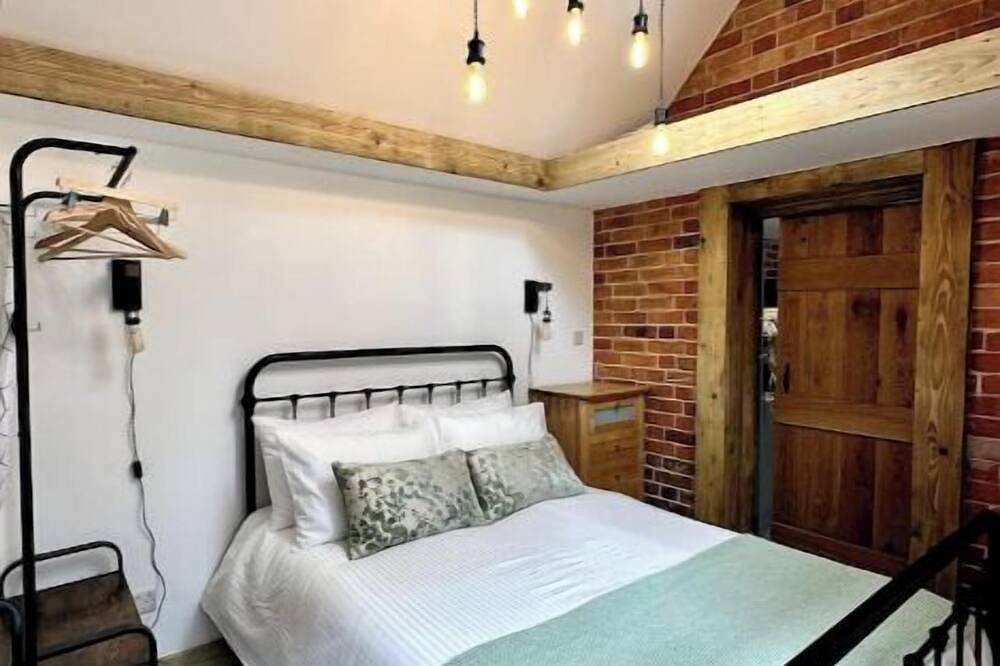 Lovely Courtyard Studio in Wokingham.\nclose to all major travel links. in Wokingham, Berkshire