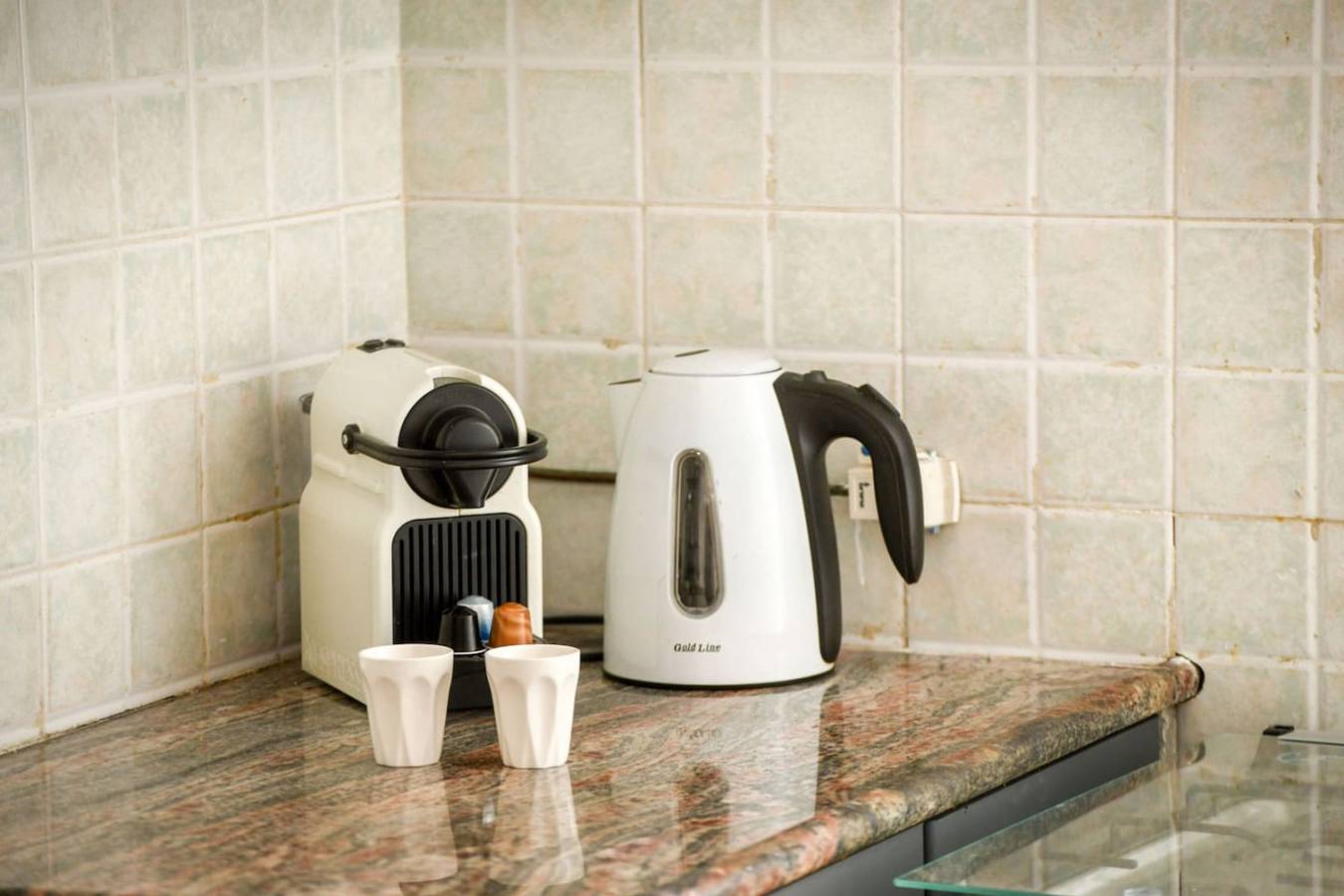 Entire apartment, Cozy Green Oasis 2Br Apt a 3 Min Walk from Beach in Tel Aviv, Tel Aviv District