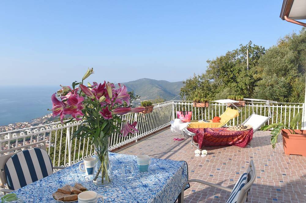Entire apartment, Felice 1 with private terrace and sea view in Castellabate, Cilento