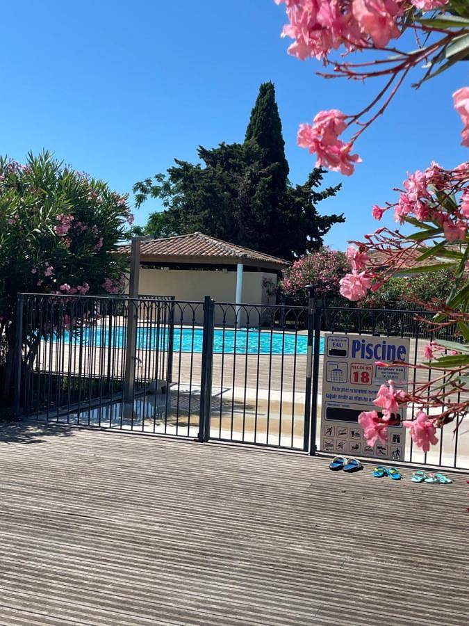 Appartement de vacances pour 4 personnes, avec Terrasse ainsi que Piscine et Vue à Aigues-Mortes