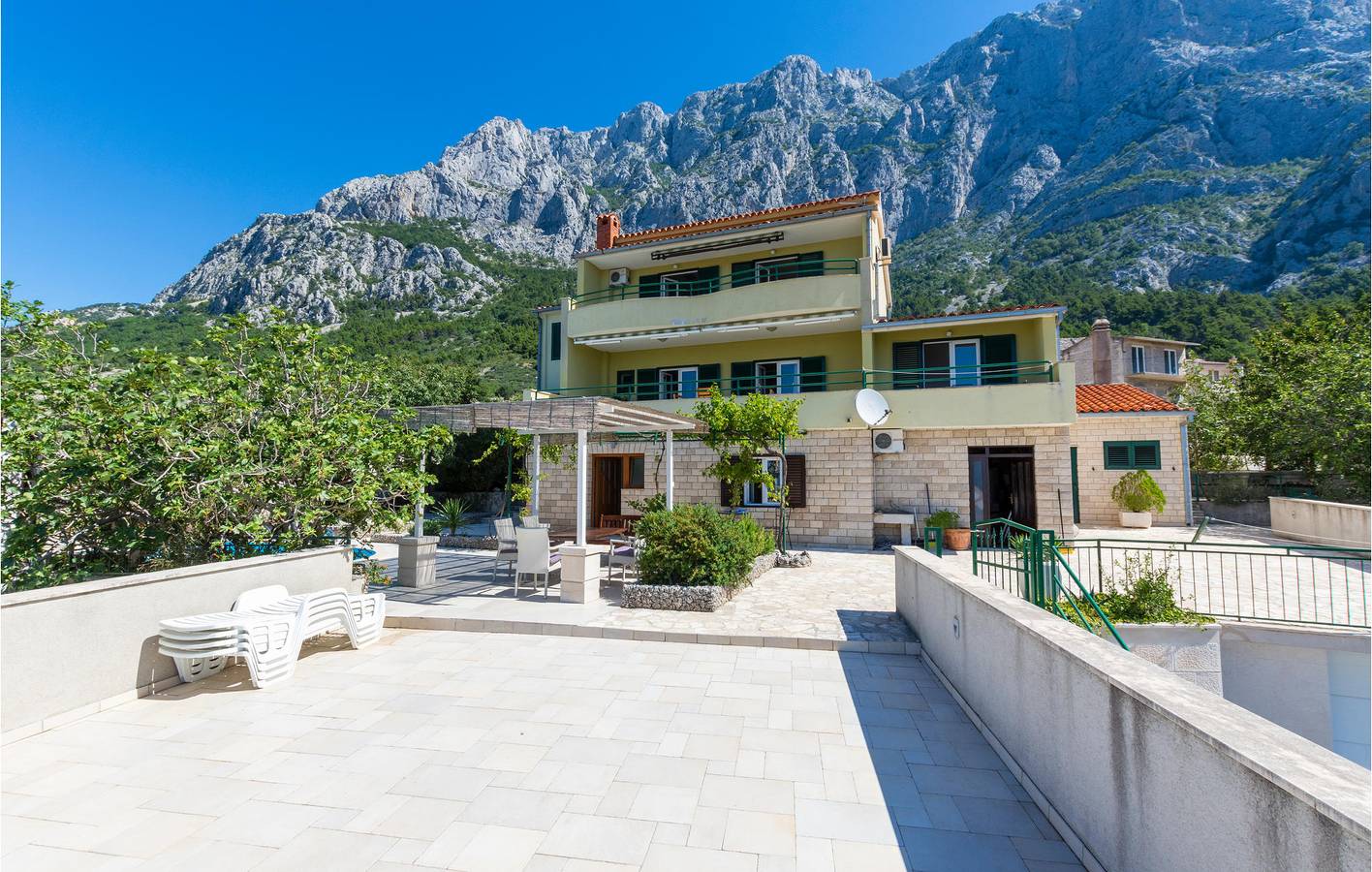 Gemütliche Ferienwohnung mit Terrasse, in der Nähe von Veliko Brdo und der Küste in Veliko Brdo, Makarska