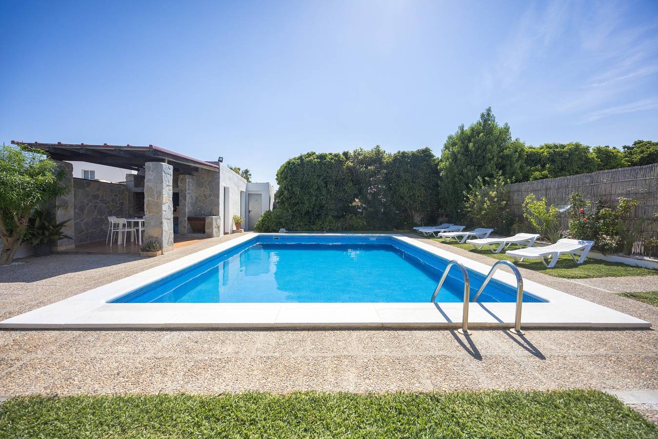 Apartamentos Galindo: Piscina in Condivisione, Solo per Famiglie in Conil de la Frontera, Costa de la Luz