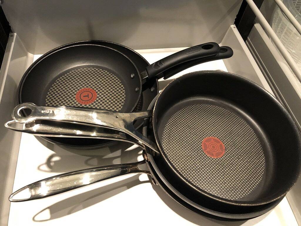 Beautiful cabin with hot tub, steam room, deck & directly across from ski lifts\n in Fraser Valley Regional District