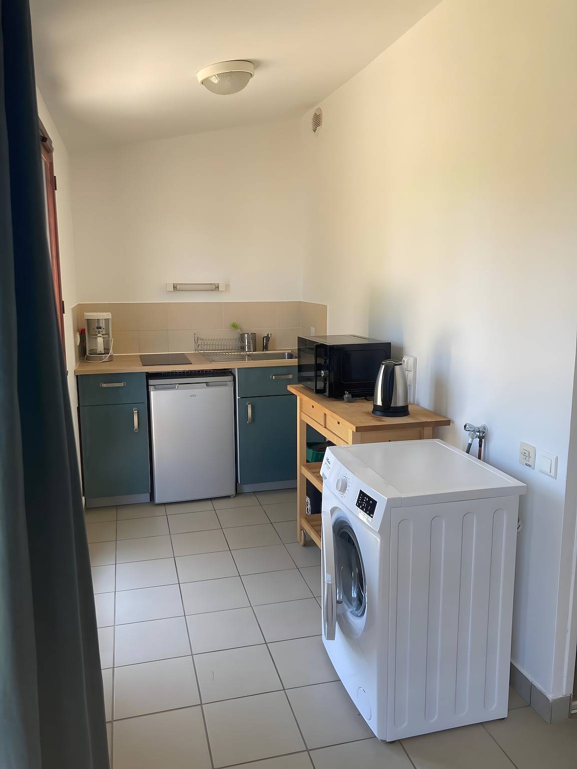 Holiday Home 'Joli Gîte Rouge Au Bord Du Lac' with Shared Terrace, Shared Garden and Wi-Fi in Saint-Rémy-sur-Durolle, Livradois-Forez Regional Nature Park
