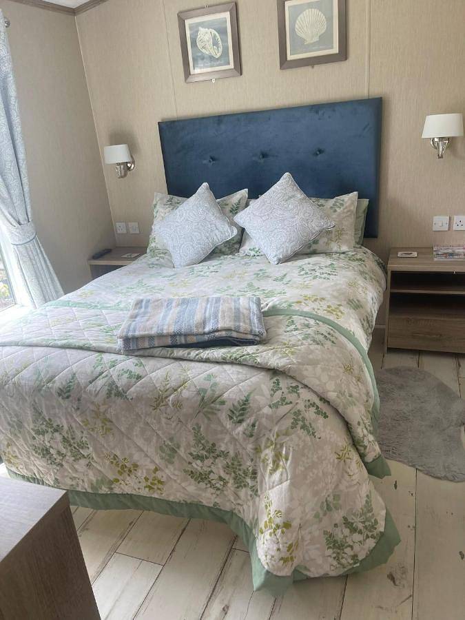 Fern Lodge with Hot Tub in Suffolk