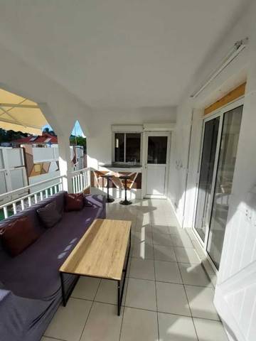 Gîte pour 8 personnes, avec terrasse et piscine, animaux acceptés à Baie-Mahault