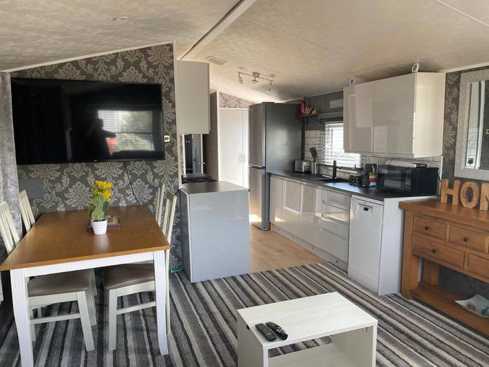 Camping for 5 people, with Balcony and Terrace as well as Garden and View in Lowestoft