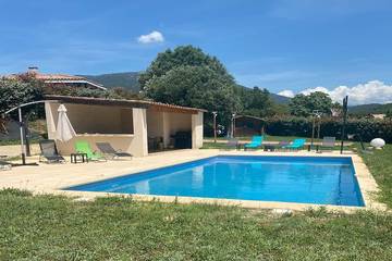Gîte pour 4 personnes, avec balcon ainsi que jardin et piscine à Peri