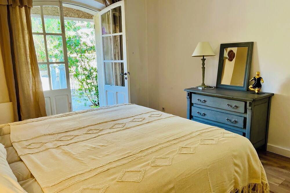 Appartement entier, Bastide St Michel-Maison/Bas de villa de charme, piscine, à Cassis, 11 personnes in Cassis, Région de Marseille