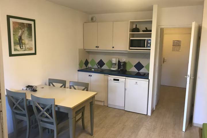 Gîte pour 4 personnes, avec terrasse et piscine, adapté aux familles dans Golf et Tennis Club de Valescure - 4