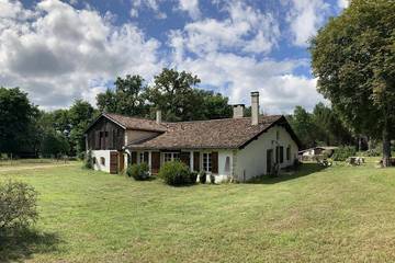 Gîte pour 9 personnes, avec terrasse et jardin à Uzeste