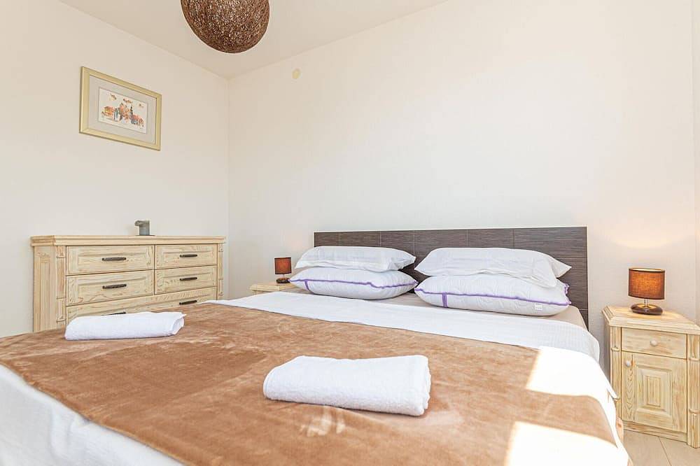 Hermosa casa de 2 dormitorios en. in Rogoznica, Condado de Šibenik-Knin