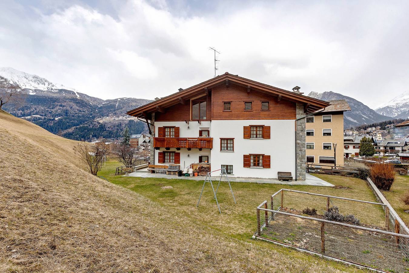 Ganze Wohnung, Apartment 'Fior Di Montagna' mit Bergblick, Gemeinschaftsterrasse und Wlan in Bormio, Bormio Gemeinde