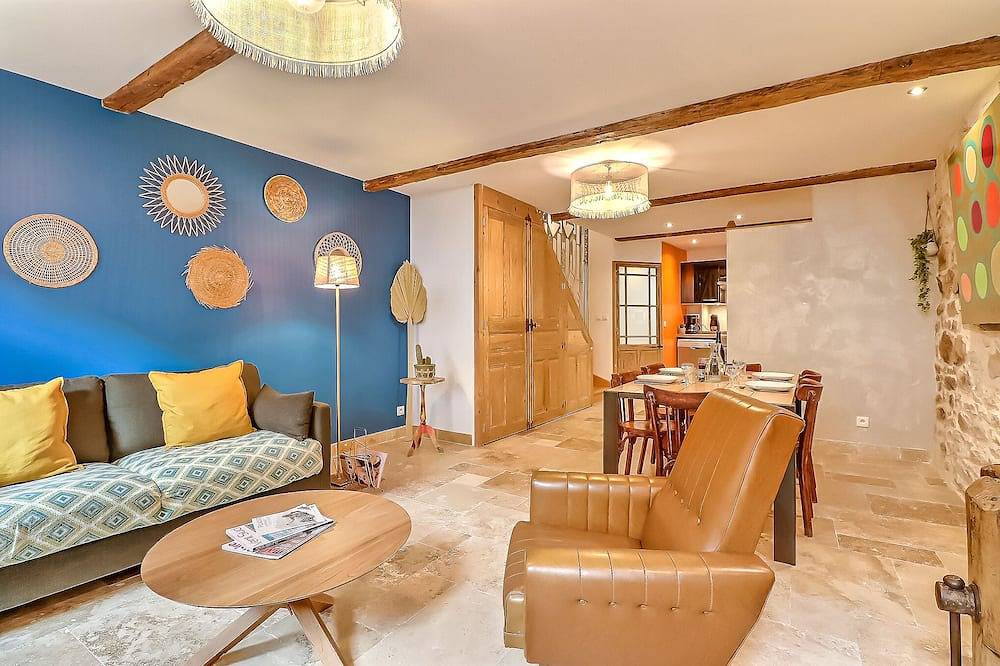 Entire apartment, Superb apartment ideally located in the city center with Clim (6 pers, 80m² ) in Nîmes, Nimes region