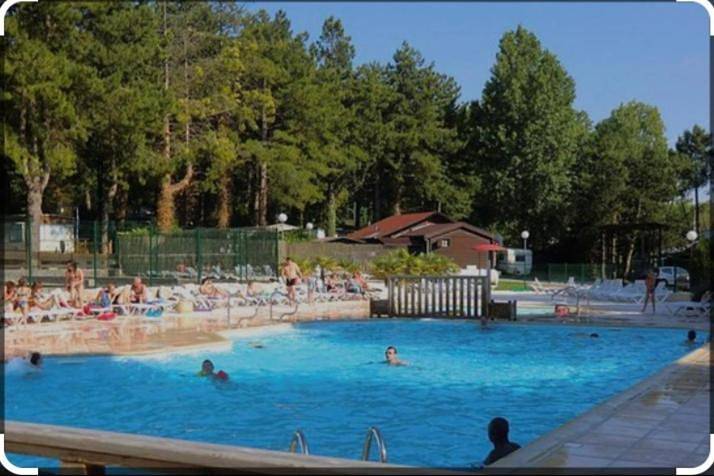 Camping pour 6 personnes, avec Terrasse et Jardin ainsi que Bassin pour enfant et Piscine