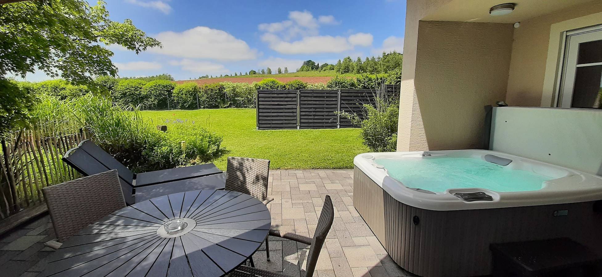 Apartamento entero, Eifel Dream Casa29 con jacuzzi exterior privado y sauna in Burbach, Bitburg-Prüm