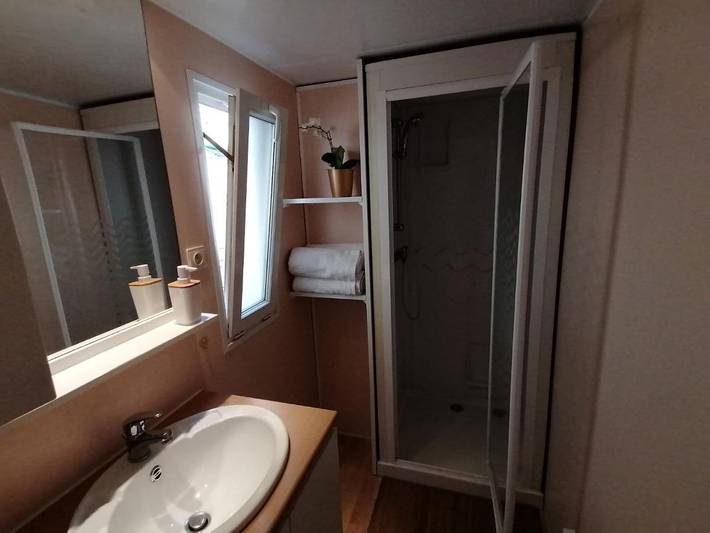 Camping pour 4 personnes, avec terrasse ainsi que jardin et vue