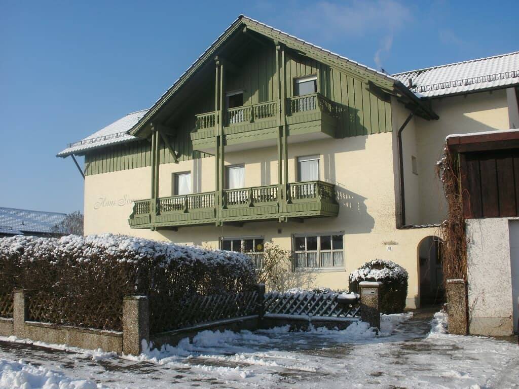 Haus Sonne - Apartment 2 - ruhig gelegen mit Blick zum Garten in Kirchham, Ostbayern