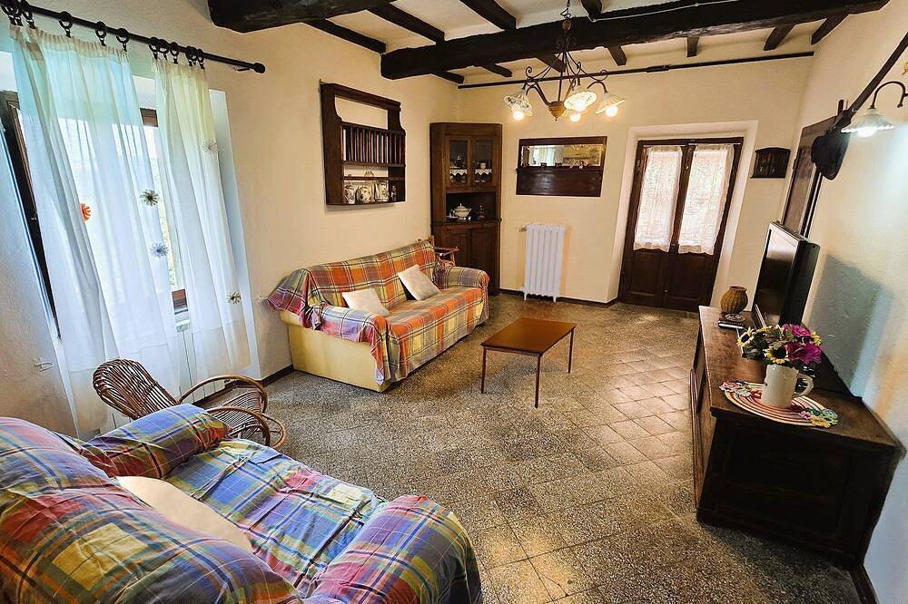Traditional style stone cottage with private pool in Villa Collemandina, Garfagnana