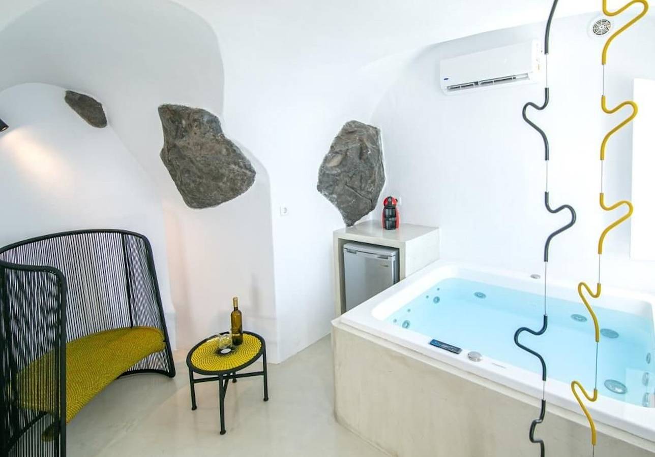 Luxury Santorini Villa | Villa Cozy | 1 Bedroom | Indoor Plunge Pool & Caldera View | Oia in Oia, Santorini