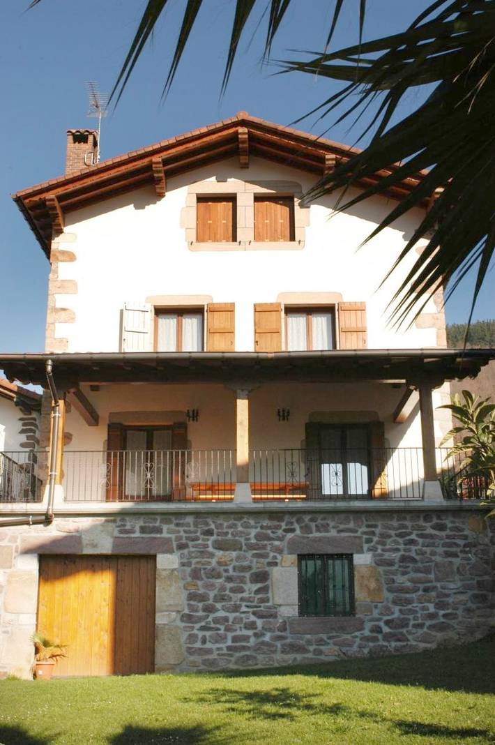 Casa rural con piscina para 15 personas, con Balcón y Terraza además de Jardín y Piscina en Valle de Baztan - 2