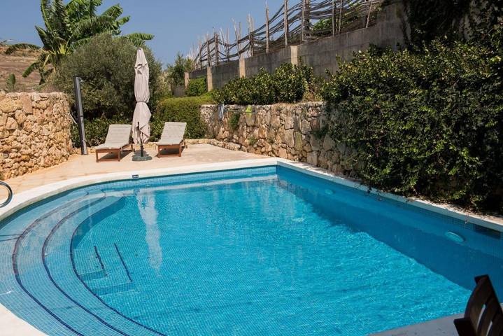 Chalet para 4 personas, con jardín además de jacuzzi y piscina en Malta