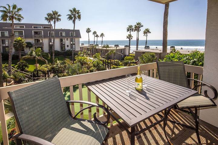 Vacation rental for 4 people, with sauna and hot tub as well as pool and yard in Oceanside