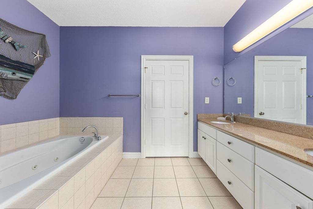 Ganze Wohnung, Ocean View Condo in an Oceanfront Property with Balcony, Wifi & Shared Pool/Gym in Sandbridge Beach, Sandbridge