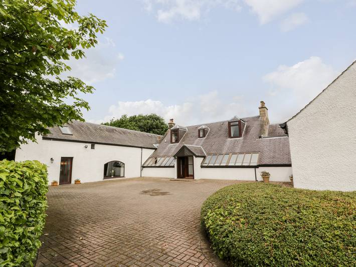Log cabin for 10 people, with Garden in Falkirk