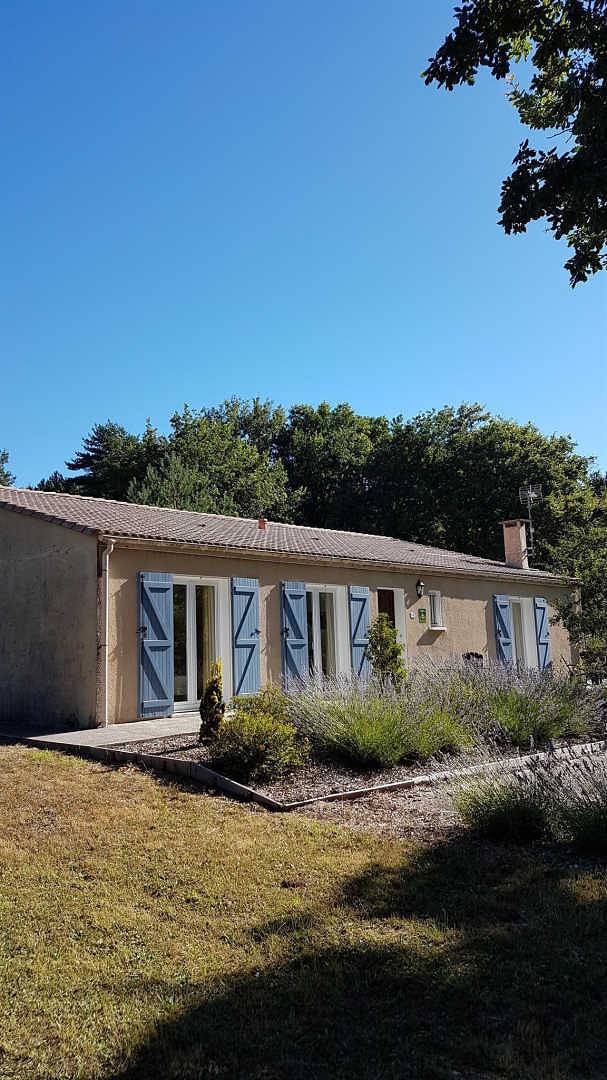 Gîte pour 5 personnes, avec Terrasse ainsi que Jardin et Piscine