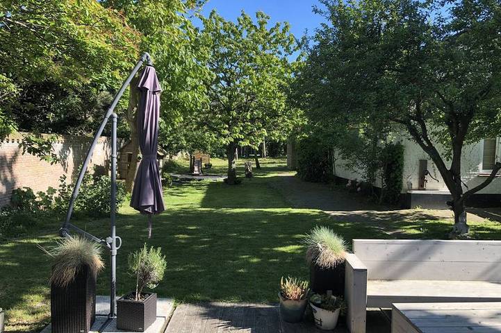Duin- en strandvilla met zeer grote en prachtige tuin in Camperduin, Noord-Holland - Kust van de Noordzee