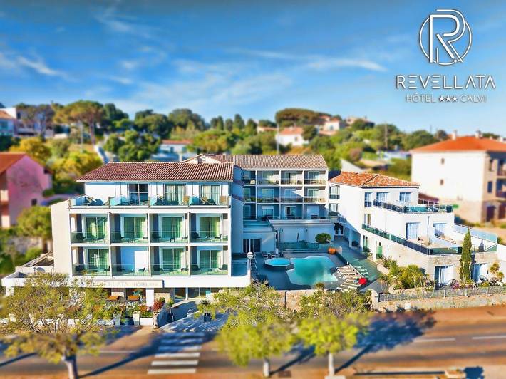 Hôtel pour 2 personnes, avec piscine et terrasse ainsi que sauna et vue