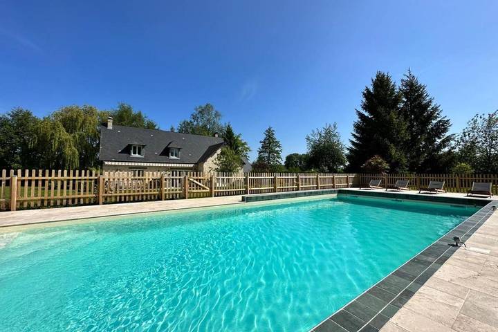 Location de vacances pour 12 personnes, avec Terrasse et Jardin ainsi que Piscine et Sauna à Saint-Étienne-la-Thillaye