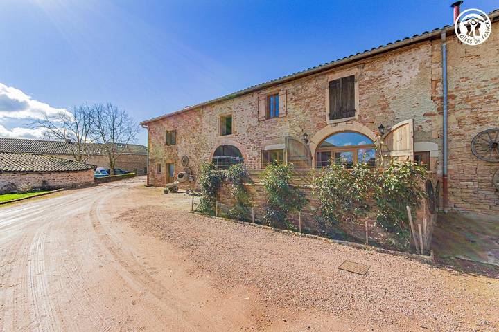 Gîte pour 4 personnes, avec jardin et terrasse, animaux acceptés à Hurigny