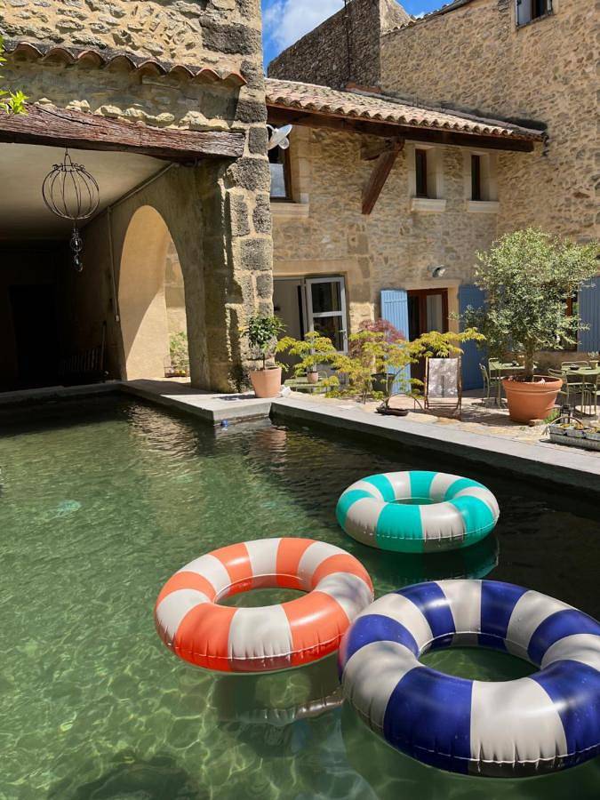 Chambre d’hôte pour 2 personnes, avec piscine ainsi que terrasse et jardin à Vallabrix