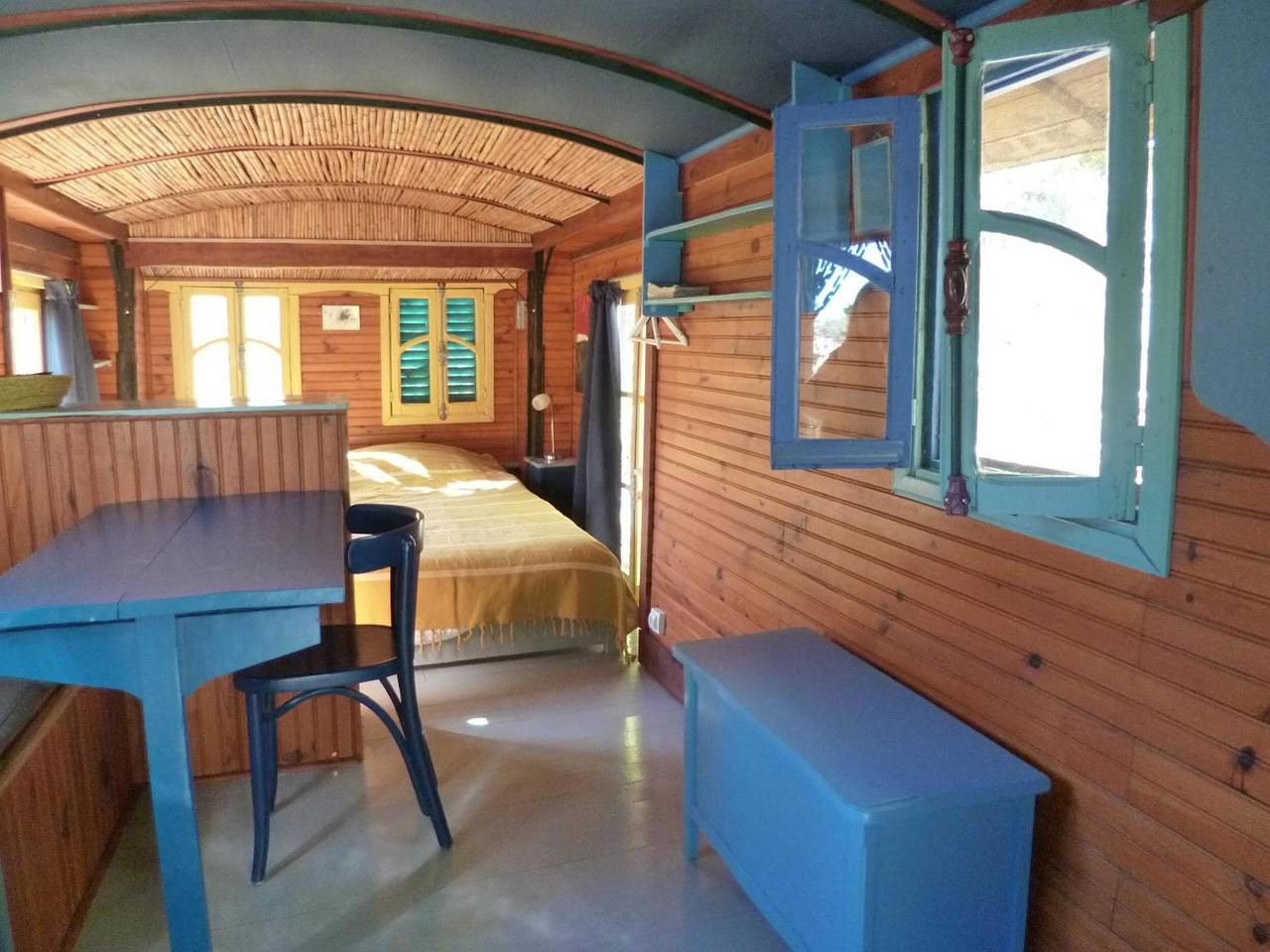 Apartamento vacacional entero, Tiny Home 'Roulotte De Veyronne' con vistas a la montaña y Wi-Fi in Aubres, Región de Nyons