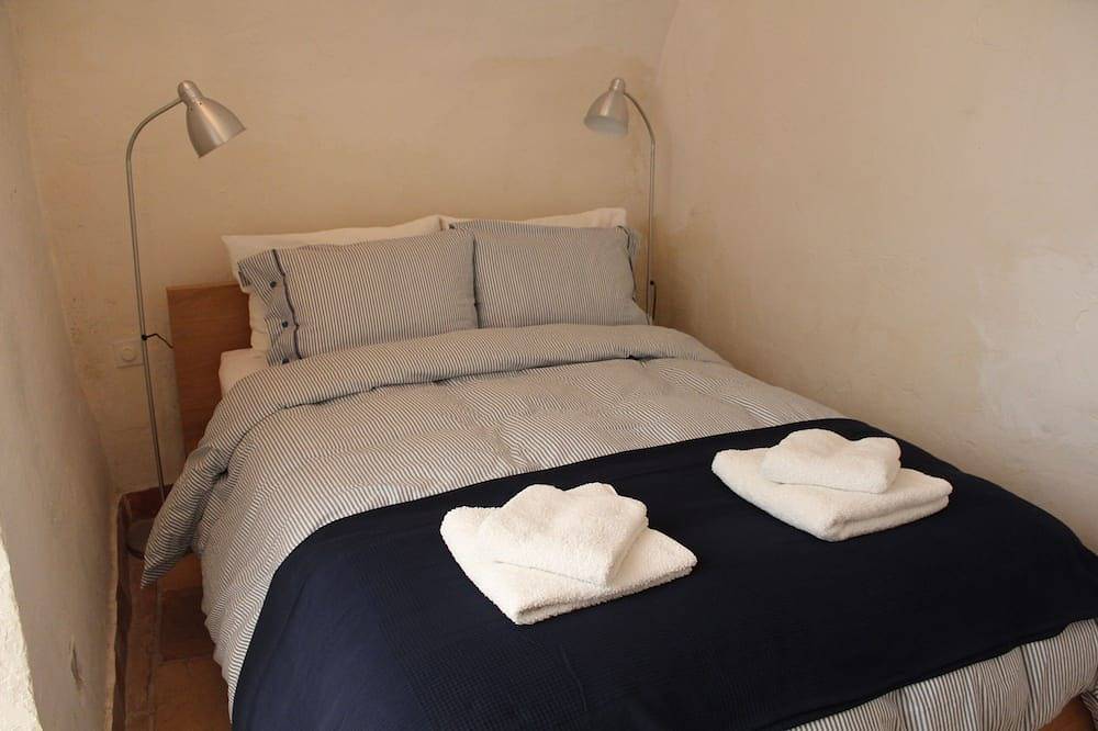 Beautiful 250 year old Village House in centre of Roussillon with stunning views in Roussillon, Parc naturel régional du Luberon