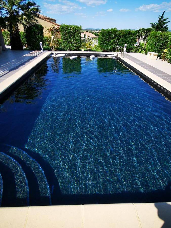 Gîte pour 4 personnes, avec vue ainsi que piscine et jardin à Adissan