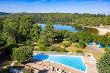 Gîte pour 6 personnes, avec jardin et vue sur le lac ainsi que piscine et vue, animaux acceptés à Saint-Pardoux