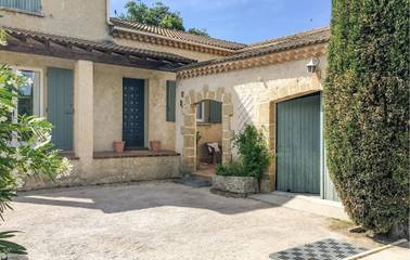 Gîte pour 6 personnes, avec piscine et terrasse à Roquemaure
