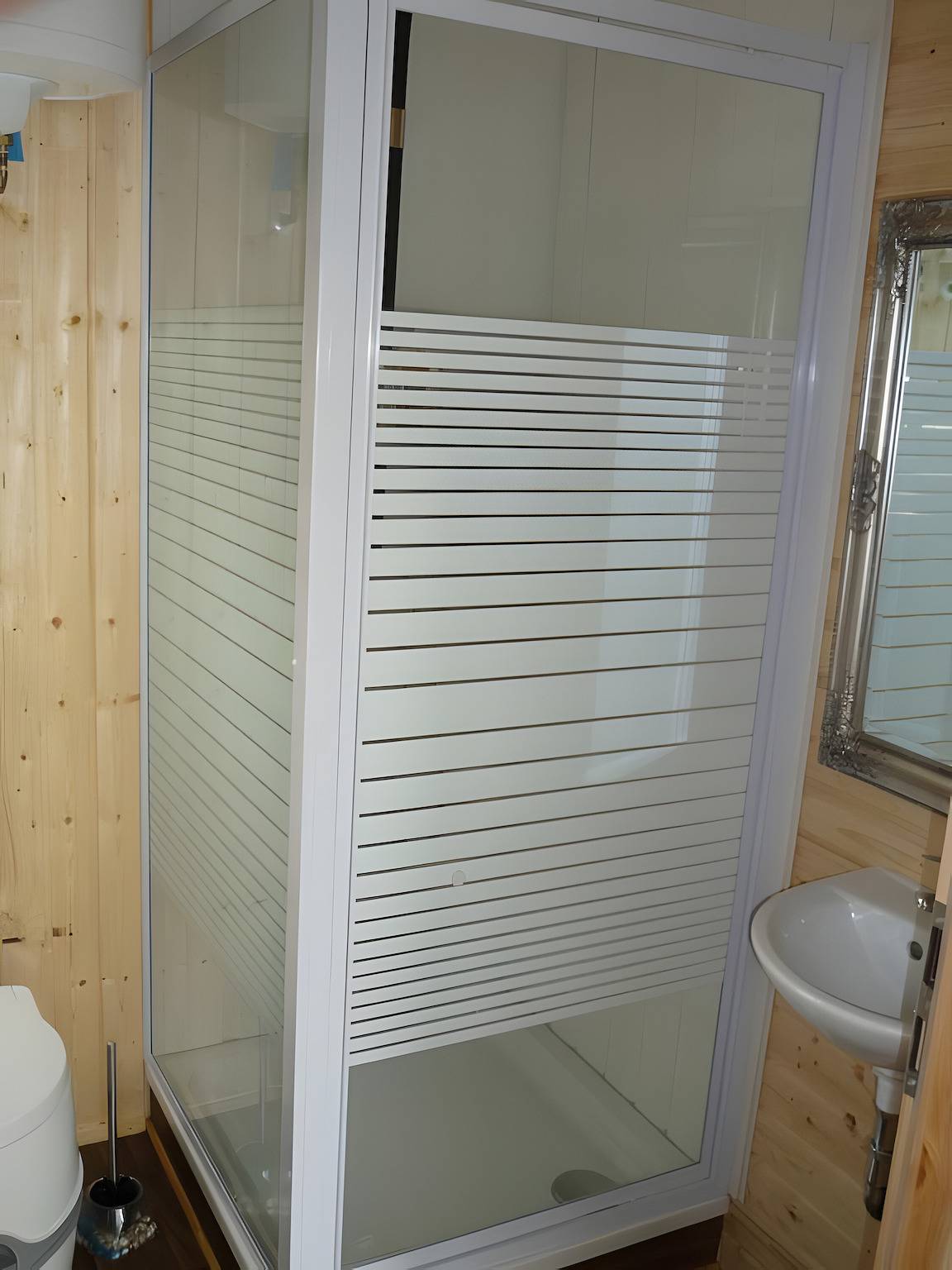 Ganze Ferienwohnung, Tiny Home 'Am See' mit gemeinsamer Terrasse, gemeinsamem Garten und Wlan in Europa-Park, Rust